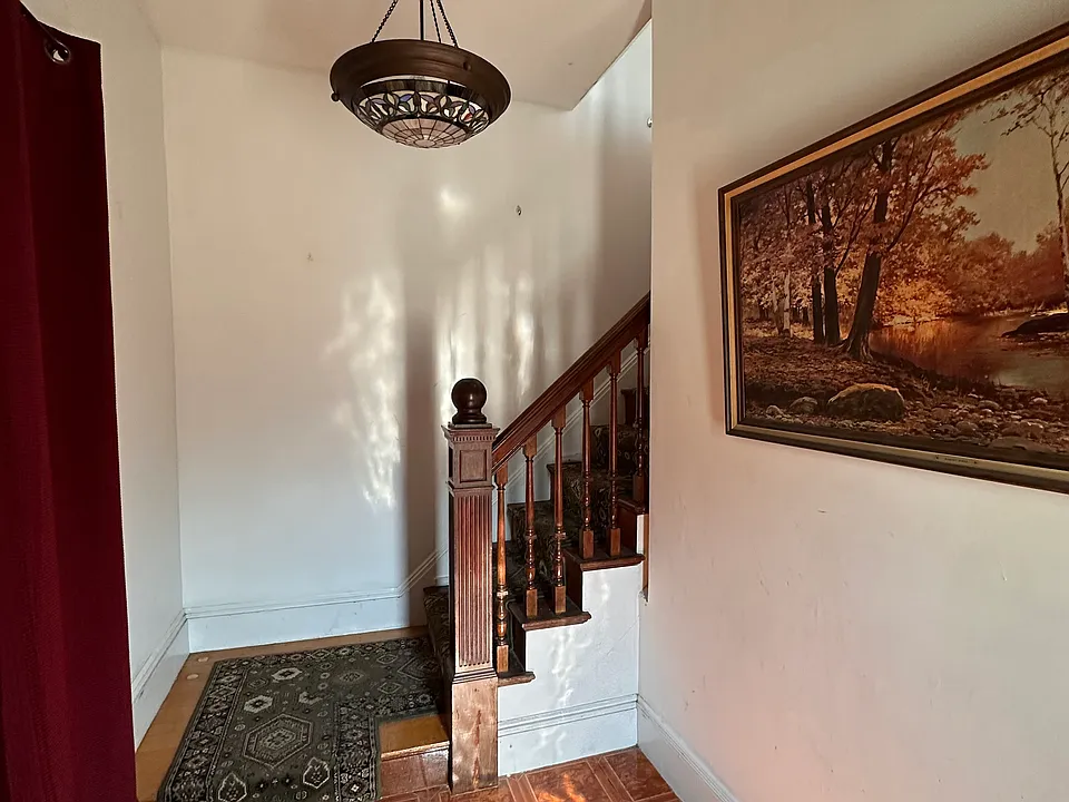 110 Laurel St