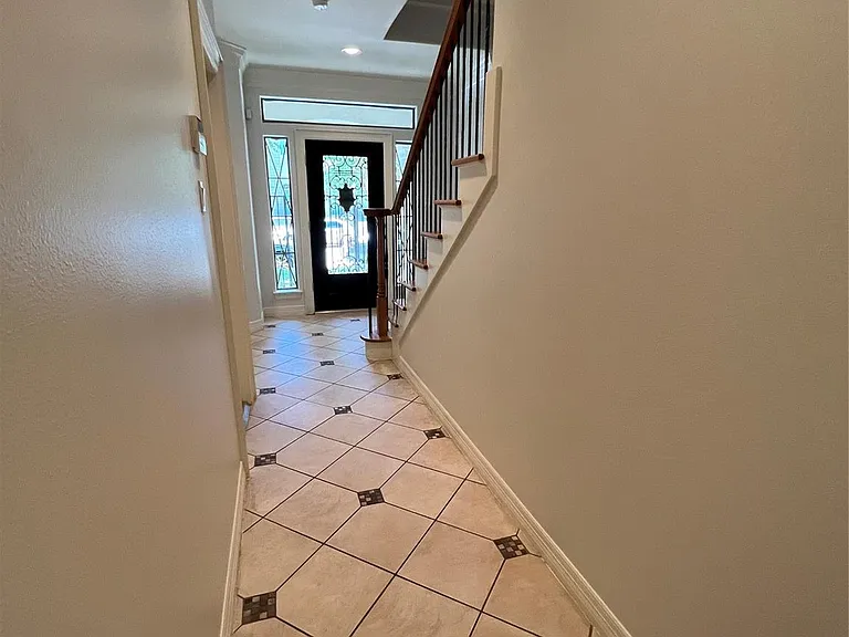 2807 Albany St — Photo 34