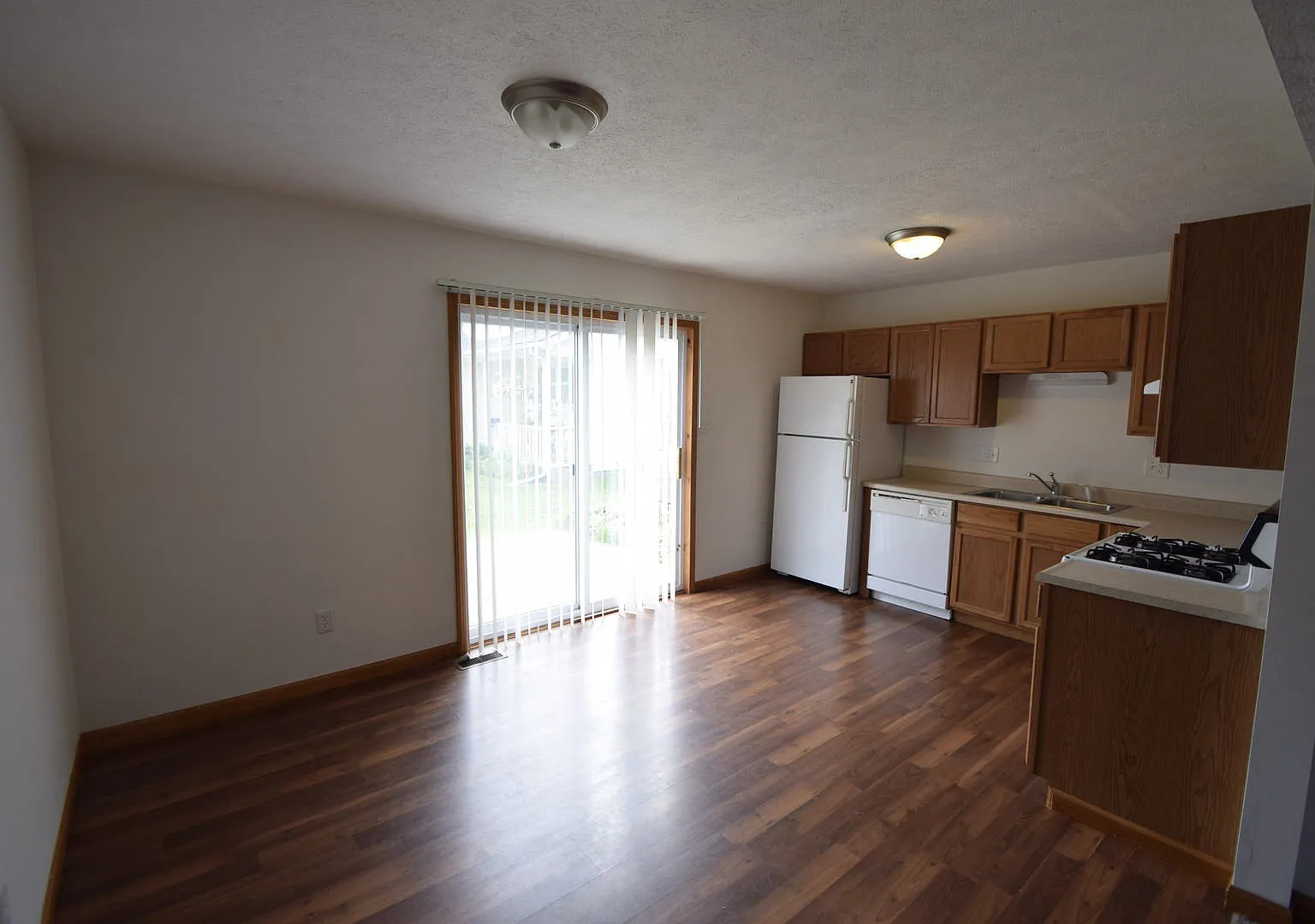 3 bedroom / 1.5 bathroom Town Home in Chesterton — Photo 2