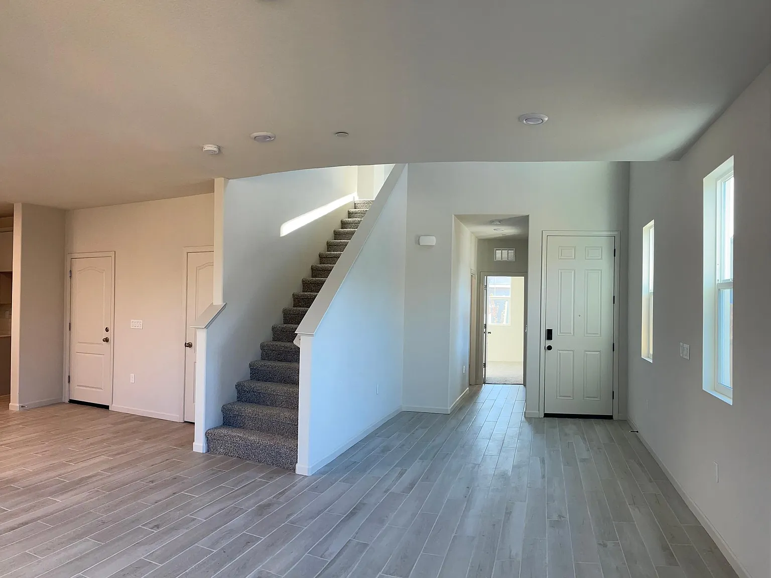 5 bed, 2512 sqft, $3,950 — Photo 2