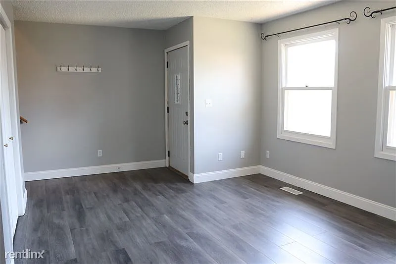 3 bed, 1.5 bath, 1688 sqft, $1,990 — Photo 3