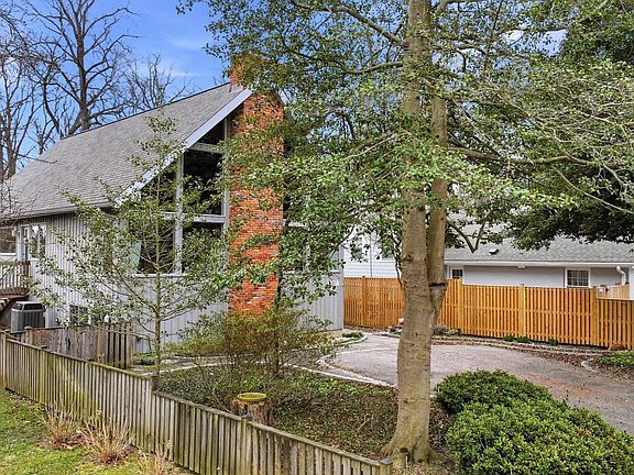 5th image of 143 E Lake Dr