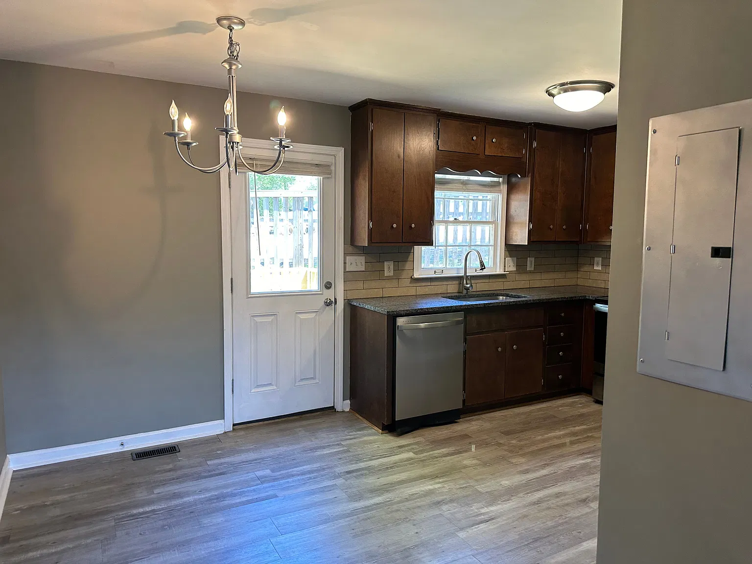 2 bed, 1.5 bath, 1027 sqft, $1,207 — Photo 2