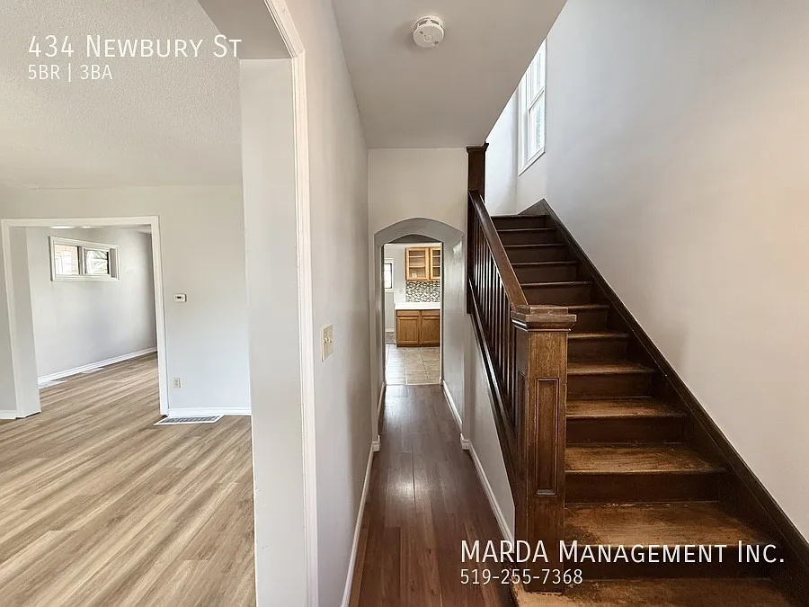 Charming 5 Bed/2.5 Bath House Downtown + Hydro, Water & Gas! — Photo 4