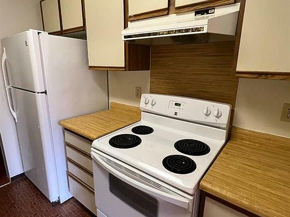 4th image of 195 Chamberlain Cres #108