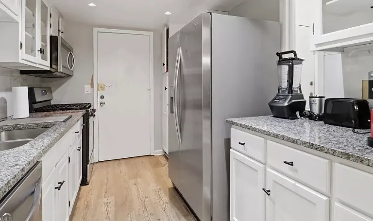 6851 Roswell Rd — Photo 10