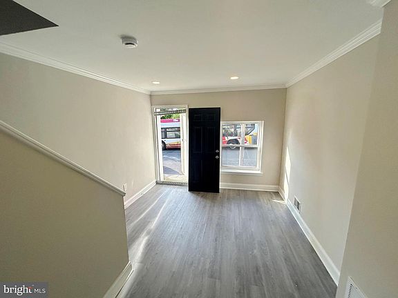 3rd image of 556 Gold St