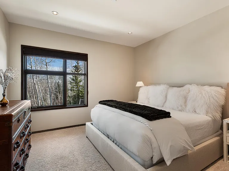 1044 Two Creeks Dr — Photo 27