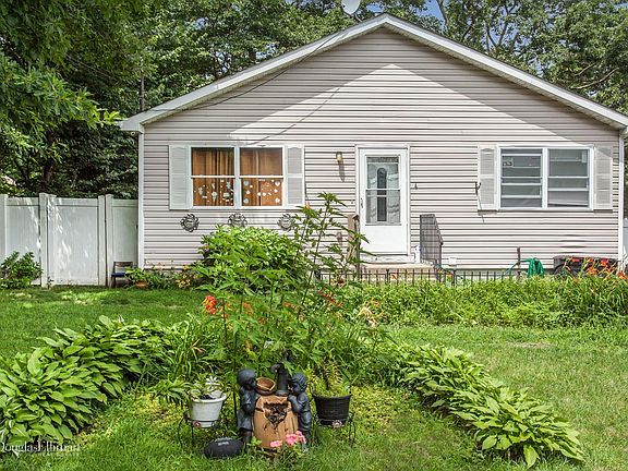 3rd image of 49 Rose Ln