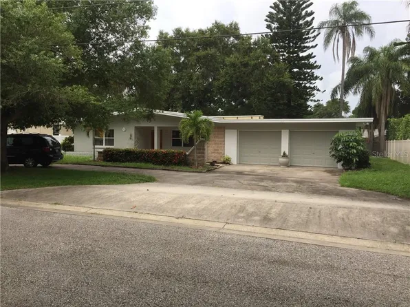 216 Garden Cir, Belleair, FL 33756