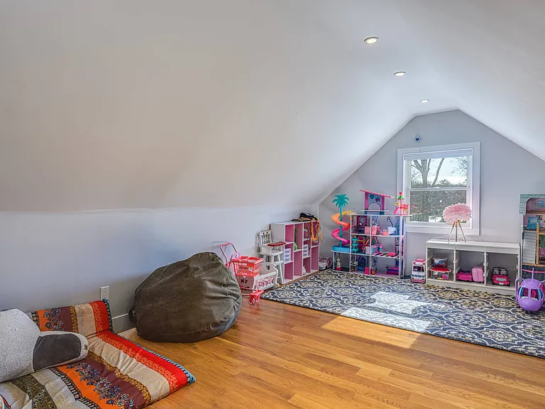 50 Squires Blvd — Photo 16