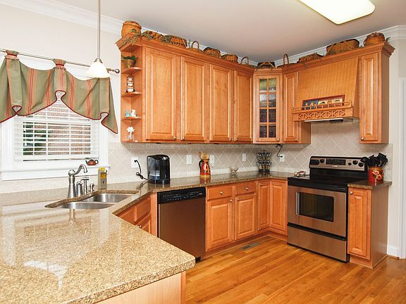 5th image of 328 Carlisle Park Dr