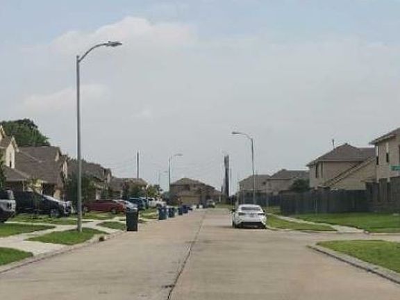 Exterior Neighborhood (street photo)