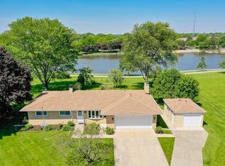 8 N Salem Dr, Schaumburg, IL 60194