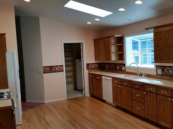 3rd image of 56 Rosemary Ln S