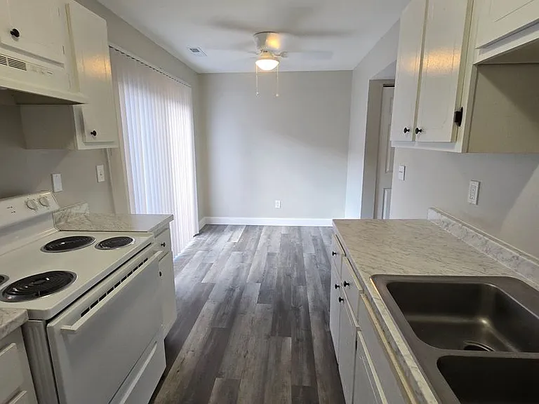 3217 N Talbot Ave — Photo 2