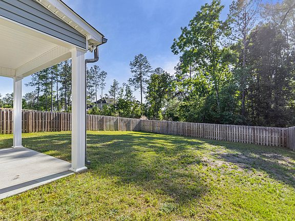 5th image of 586 Hampton Dr