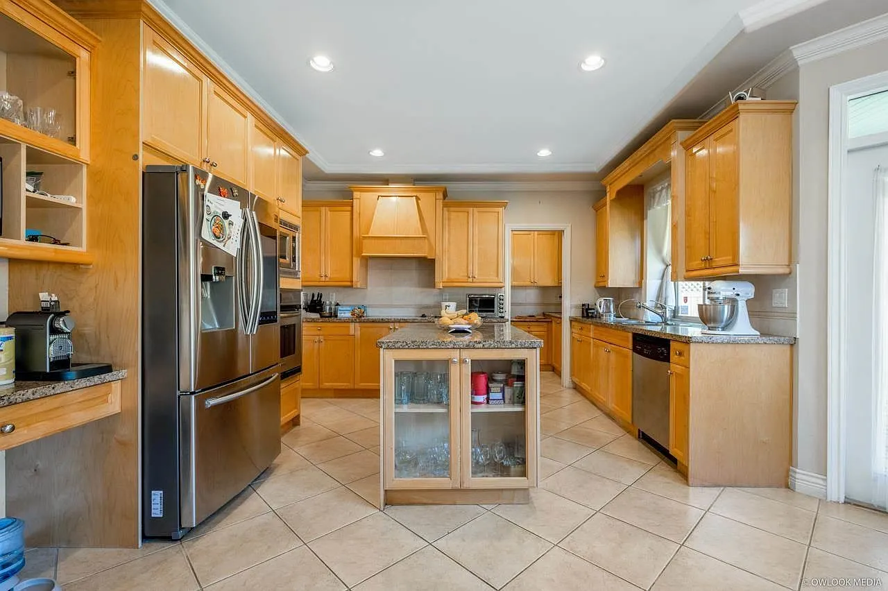 7 bed, 4.5 bath, 3800 sqft, $6,000 — Photo 4