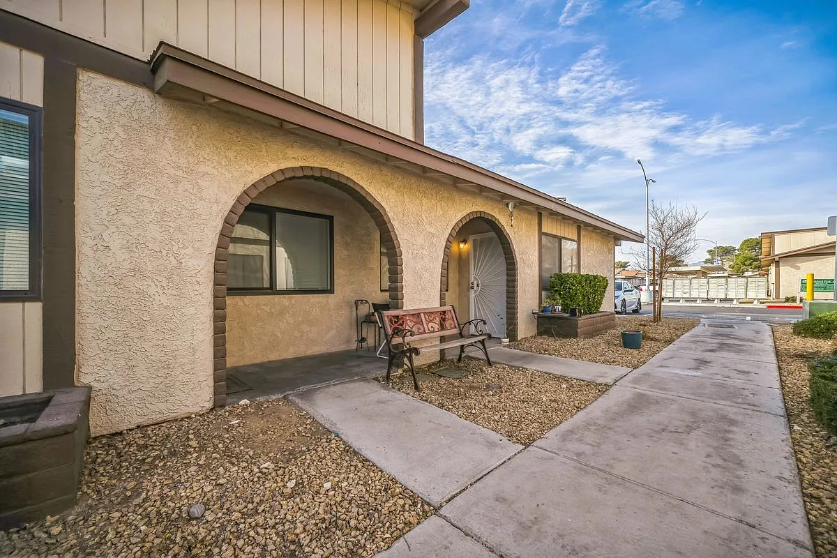 Building Photo - 5733 W Smoke Ranch Rd #D