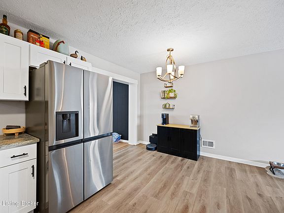 3rd image of 9806 Caven Ave