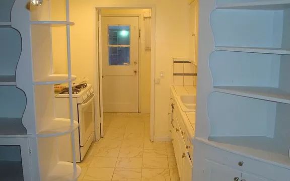 Kitchen with 'ol school cool cabinetry
