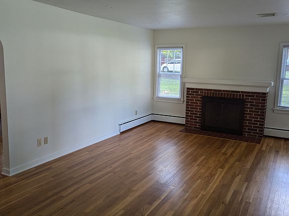 extra large living room. fireplace for show not use-- sorry