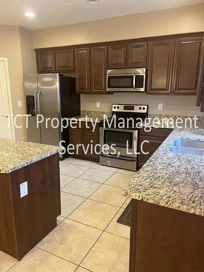 3 bed, 2.5 bath, 1555 sqft, $1,900 — Photo 4