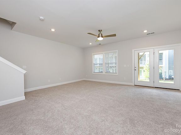 5th image of 2644 Roseglen Ln