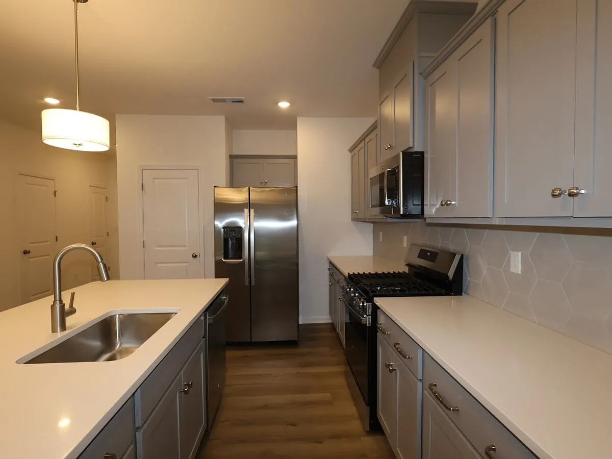 3 bed, 1666 sqft, $1,990 — Photo 3