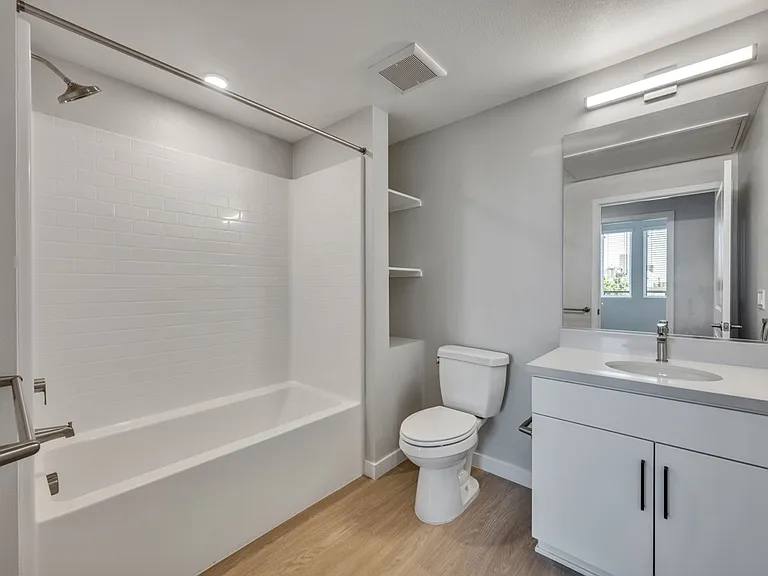 Downtown Ontario Luxury Apartments — Photo 38