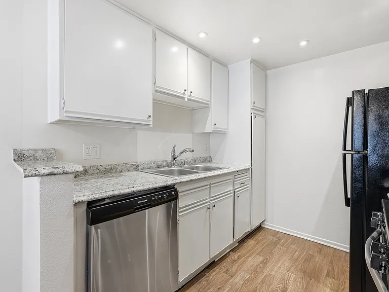 908 S Shenandoah St #103 — Photo 11