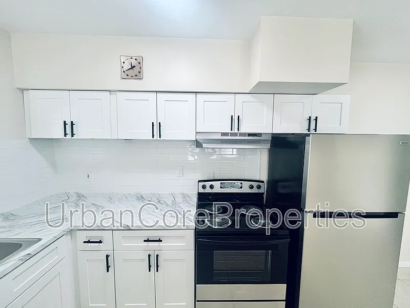 Building Photo - 115 7th Ave N #10