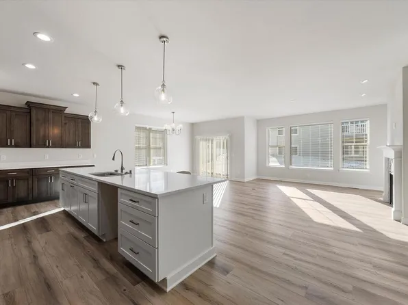 394 Sandy CIRCLE, Pewaukee, WI 53072