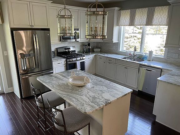Spacious Modern Kitchen