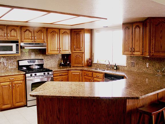 Updated Kitchen w/ Granite