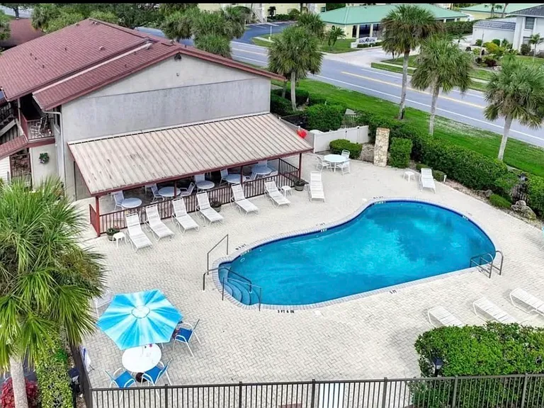 927 Capri Isles Blvd — Photo 6