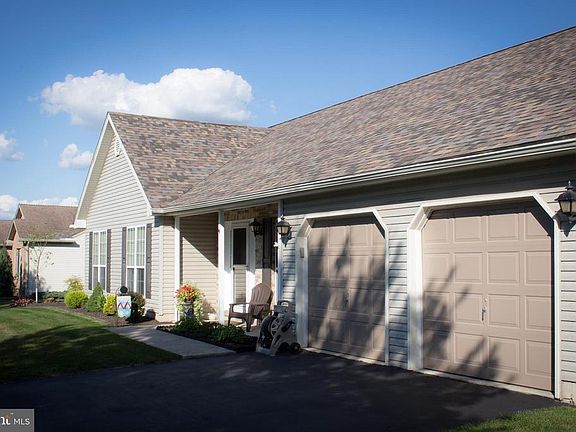 3rd image of 9 Dogwood Dr