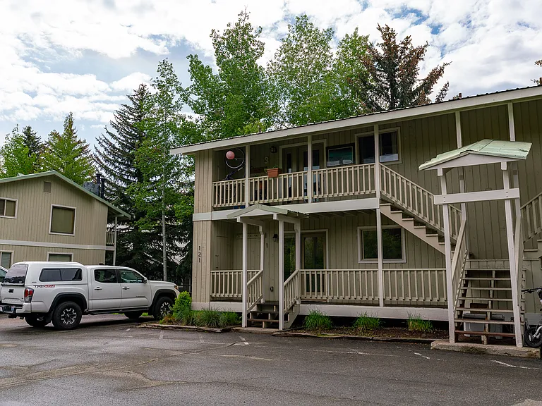 121 Pinewood Ln #B1 — Photo 16