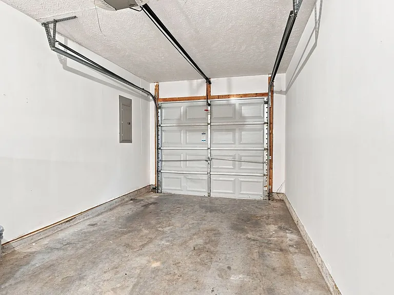 2834 Creekbend Dr — Photo 28
