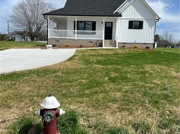 101 Pilot Dr, Thomasville, NC 27360