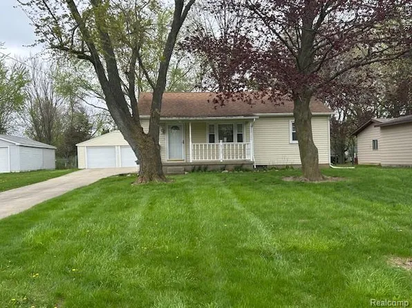 1055 Ransom Dr, Flint, MI 48507