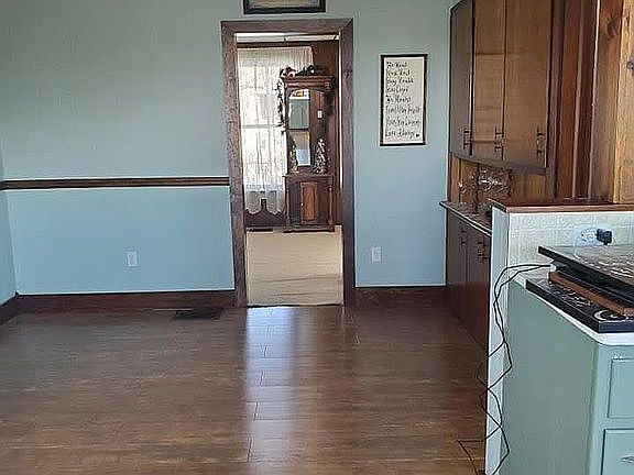 3rd image of 318 W Broadway St