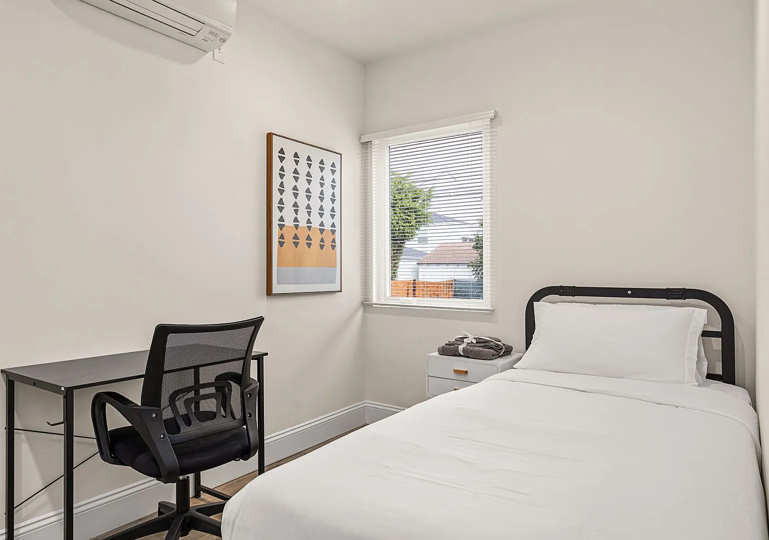 A 5 bedroom, 3 bathroom apartment with common areas and a fully functional kitchen at 1738 Kelton... — Photo 2