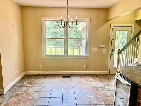 2nd image of 465 Ravenwood Dr