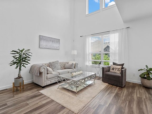 3rd image of 2745 Splendor Ln