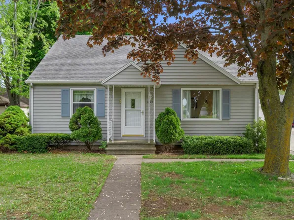 1022 W Cecil St, Neenah, WI 54956