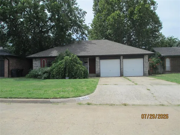 1052 NW 7th Pl, Moore, OK 73160