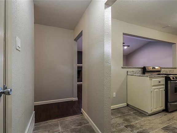3rd image of 1113 Briar Oaks Dr