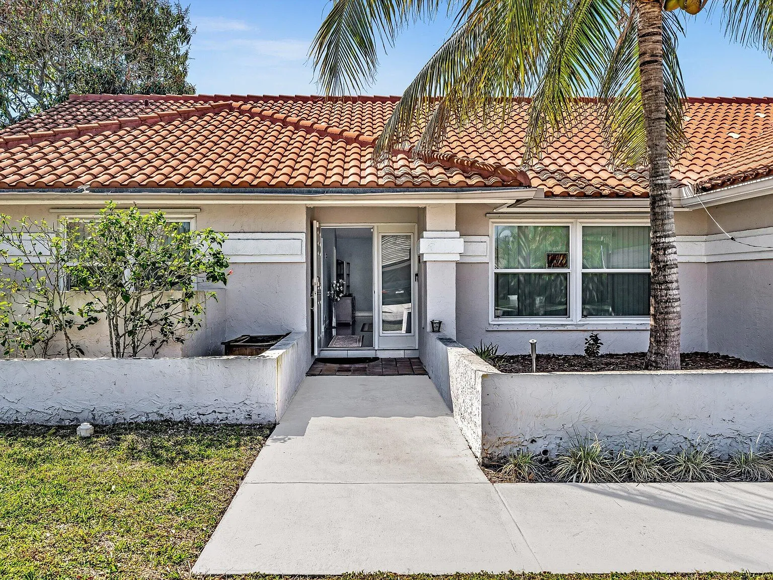 4 bed, 2.0 bath, 2279 sqft, $4,100 — Photo 4