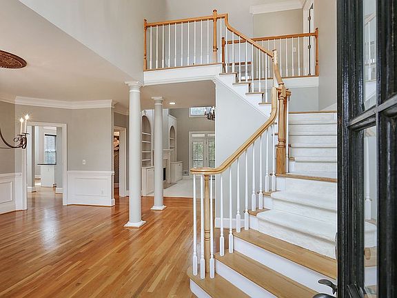 2nd image of 102 Scarborough Ct SE